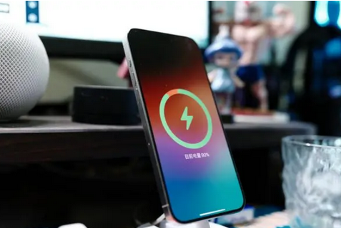 富宁苹果15换屏服务分享用什么充电器给iPhone15充电更好 